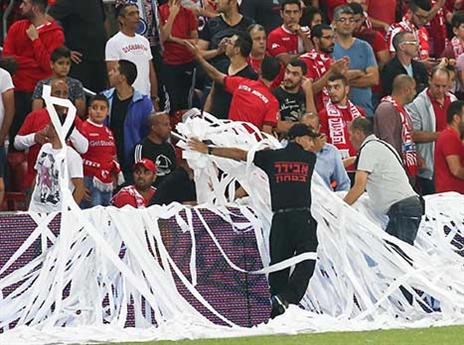 כמות הקונפטי גרמה לדחייה בפתיחת המשחק