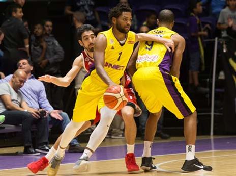 הסגולים לוהטים. ווייאט (מנהלת הליגה)