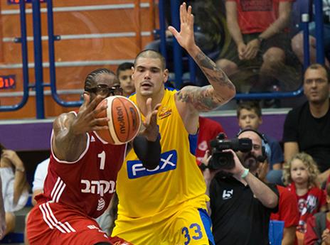 נעמדו אחד לצד השני. מכבי וי-ם (עודד קרני)