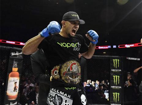 הברזילאי לקח את החגורה (צילום: בלאטור)