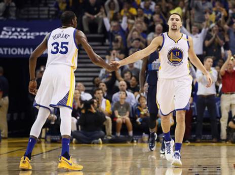 הגעתו לא מפריע לו. תומפסון עם דוראנט (gettyimages)