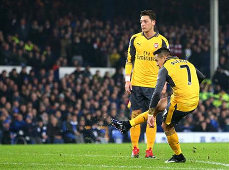 סאנצ'ס קובע יתרון בגודיסון פארק (Getty)