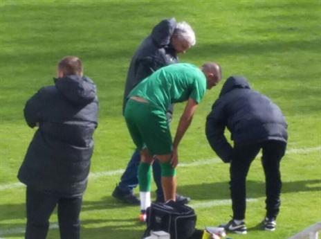 חבשי סובל מכאבים בקרסול