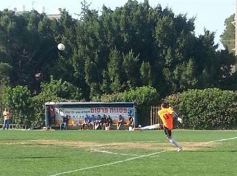 המגרש בצור שלום, הצר בארץ? (שי חדד, דאבל פס)