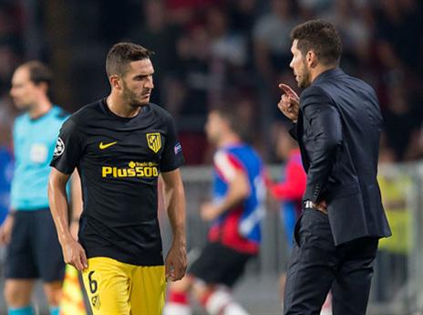 עומד מאחורי המאמן שלו. קוקה (gettyimages)