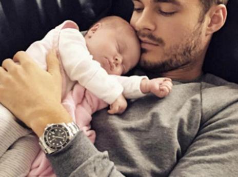 כמעט נגמר באסון. איולפסון עם בתו (צילום: אינסטגרם)