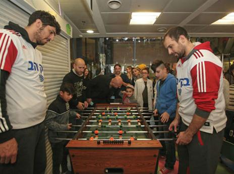 הלפרין ואליהו עם הילדים. ביקור מבורך (אורן בן חקון)