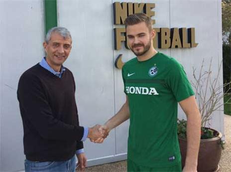 יוצג לפני המשחק מול מכבי פ"ת. איולפסון (מכבי חיפה)