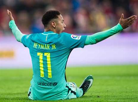 לא קיבל שריקה. ניימאר ההמום על הדשא (Getty)