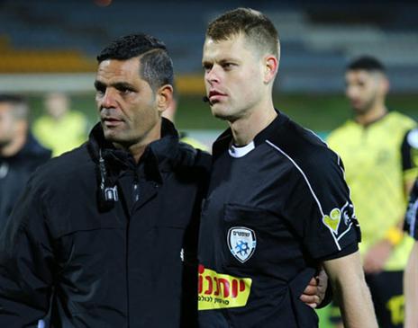 פריד בסיום המשחק. מספר שופטים טוענים: "חושבים שהוא יהיה אלון יפת הבא" (לירון מולדובן)