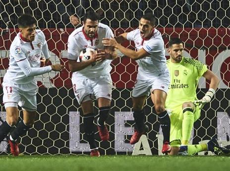 שחקני סביליה ממהרים לחדש את המשחק. אחרי 3:0 בשבוע שעבר, רק נס יעזור (Getty)