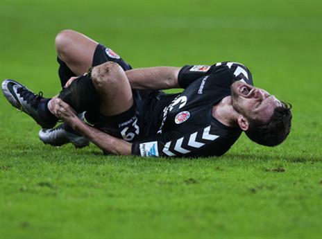 אלושי נאנק מכאבים. הברך כנראה מנעה ממנו להתקדם (Getty)