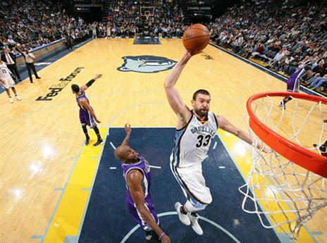 ממפיס שלטה מתחת לסלים. גאסול עולה לסל (getty)