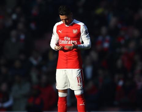 אוזיל נושא תפילה לפני שריקת הפתיחה (Getty)