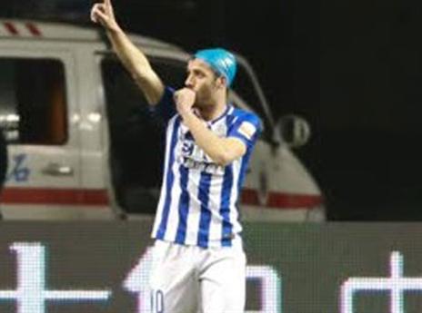 חגג עם כובע ים לראשו שער שכבש בסין