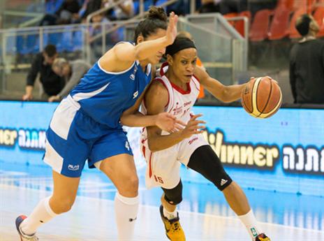 ג'סמין תומאס בפעולה. אחת הבולטות בליגה (איגוד הכדורסל)