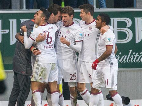 שחקני באיירן חוגגים ניצחון מאוחר (getty)