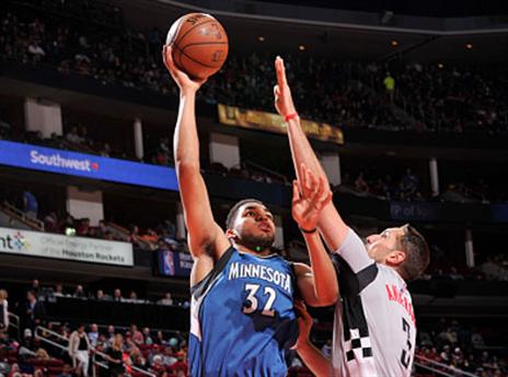 משחק ענק שלו לא הספיק. טאונס עולה לסל (getty)