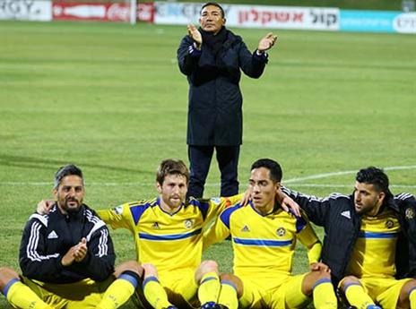 וידיגאל עם השחקנים. יודעים שהיכולת לא הייתה בשיאה (לירון מולדובן)