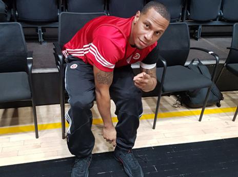 הרבה על הכתפיים שלו. קרטיס ג'רלס