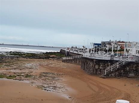 החוף בחיחון. עיר נמל מרכזית באזור