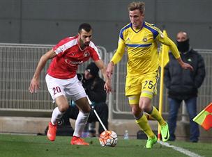 לא שכח להבקיע שערים. שוינפלד (אלן שיבר)