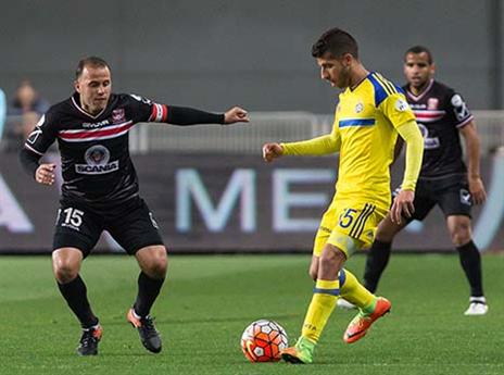 ישחק באמצע או בצד? מיכה