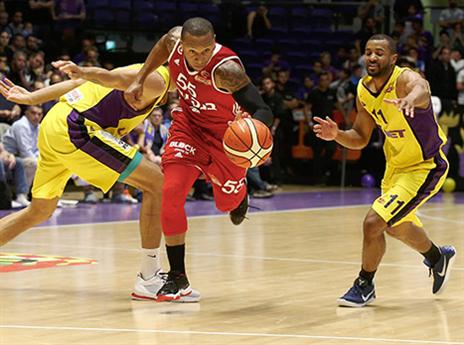 שחקני חולון התקשו להתמודד איתו. ג'רלס (אלן שיבר)