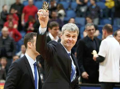 ובכל זאת, האיש נפרד עם גביע (אלן שיבר)