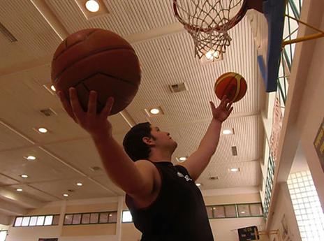 חי ונשם כדורסל