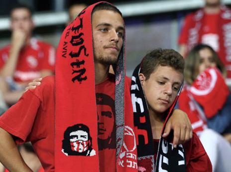 האחווה בקהל ניסתה לפצות על העצב הגדול של האוהדים (אלן שיבר)