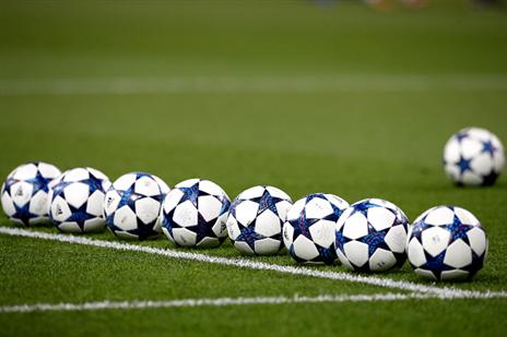 הכדורים הונחו וחיכו לשחקנים שיבואו לבעוט בהם (getty)