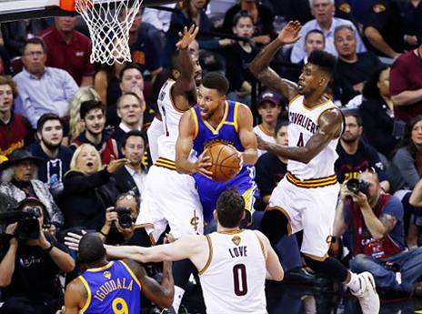 סטף קרי מוקף ביער של שחקני קליבלנד (getty)