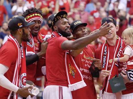 סלפי של אליפות (אלן שיבר)