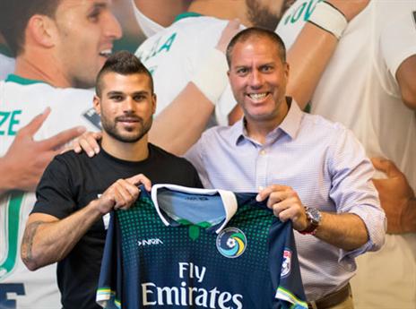 עם המדים החדשים. מויאל (אתר ניו יורק קוסמוס)