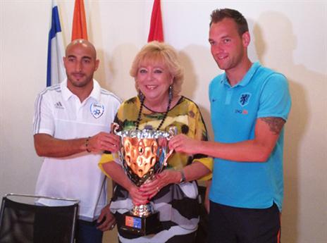 קפטן נבחרת הולנד, לצד מרים פיירברג ויטים עמאר