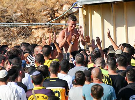 התקבל באהבה גדולה. ורד (דני מרון)