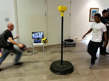 הBogalog בהדגמה ע"י היוצר שלו, אדיס מקונן (צילום: בעז פסטרנק)