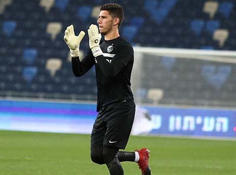 "יהיה השוער מספר אחת בישראל". גלזר (אלן שיבר)