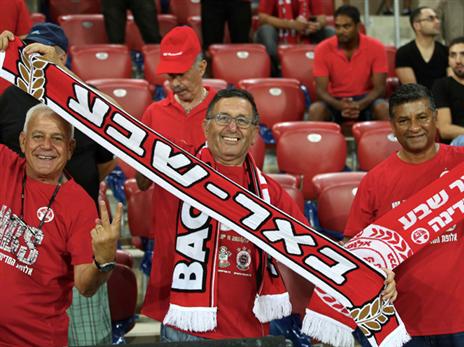 האוהדים החלו למלא את טרנר כשעתיים לפני המשחק (אלן שיבר)