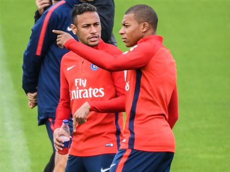 ניימאר ואמבפה מתרגלים את הזוגיות. "אנחנו צריכים לדאוג לו" (getty)