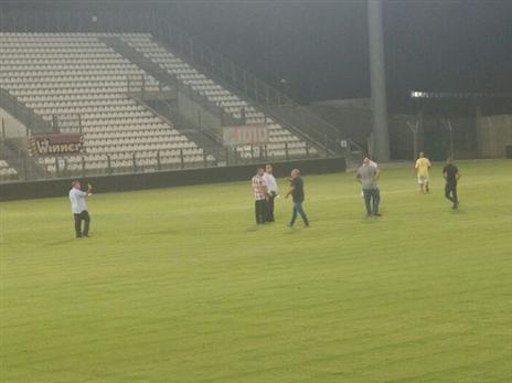 נציגי המנהלת באיצטדיון בק"ש. עדיין יש ליקויים