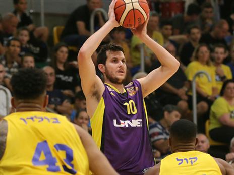 תתחילו להתרגל. גיא פניני בסגול (צילום: מנהלת הליגה)