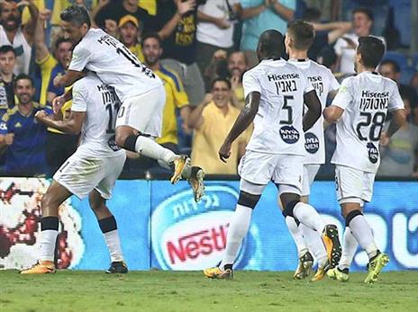 נהנתה מהבלאגן. מכבי ת"א (אלן שיבר)