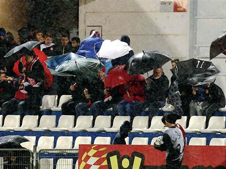 הגשם לא ריחם על האוהדים שהגיעו לגרונדמן (אלן שיבר)