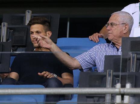 צריך לתת לאלאך לעבוד. שחר (יוסי שקל)