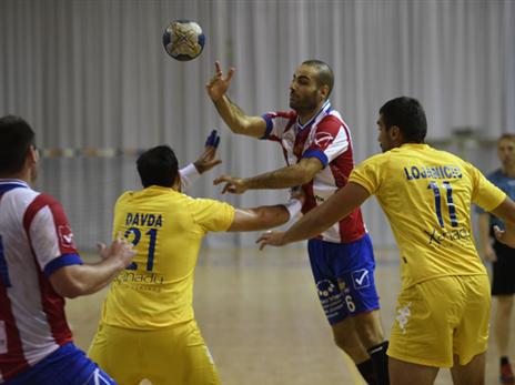 קרב מסקרן בין המוליכה למפתיעה של הסיבוב הראשון (צילום: עמית שיסל, איגוד הכדוריד)