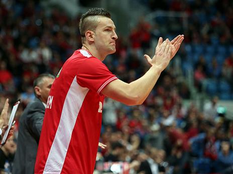 יתמוך מהצד. אומיץ' (מנהלת הליגה)