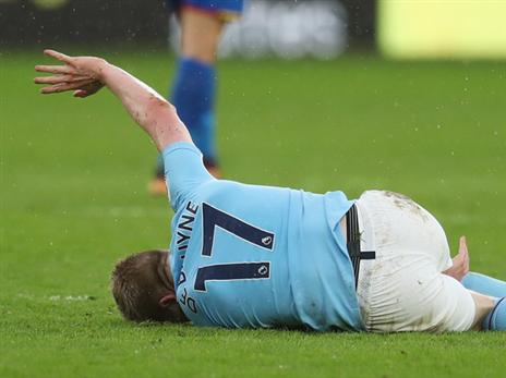 דה בריינה. נאנק מכאבים והורד באלונקה (getty)