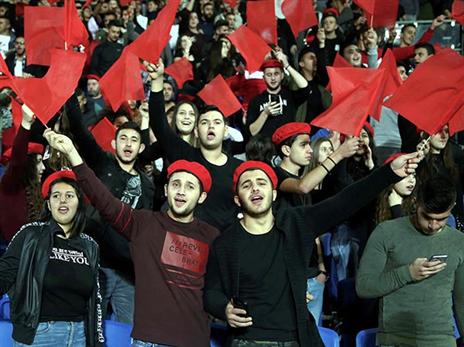 אווירה ססגונית ביציעים (אלן שיבר)